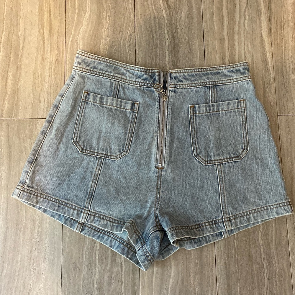 NWOT MINKPINK Women’s Medium Shayna LIGHT WASH COTTON DENIM Jean PANEL SHORTS - Picture 2 of 7